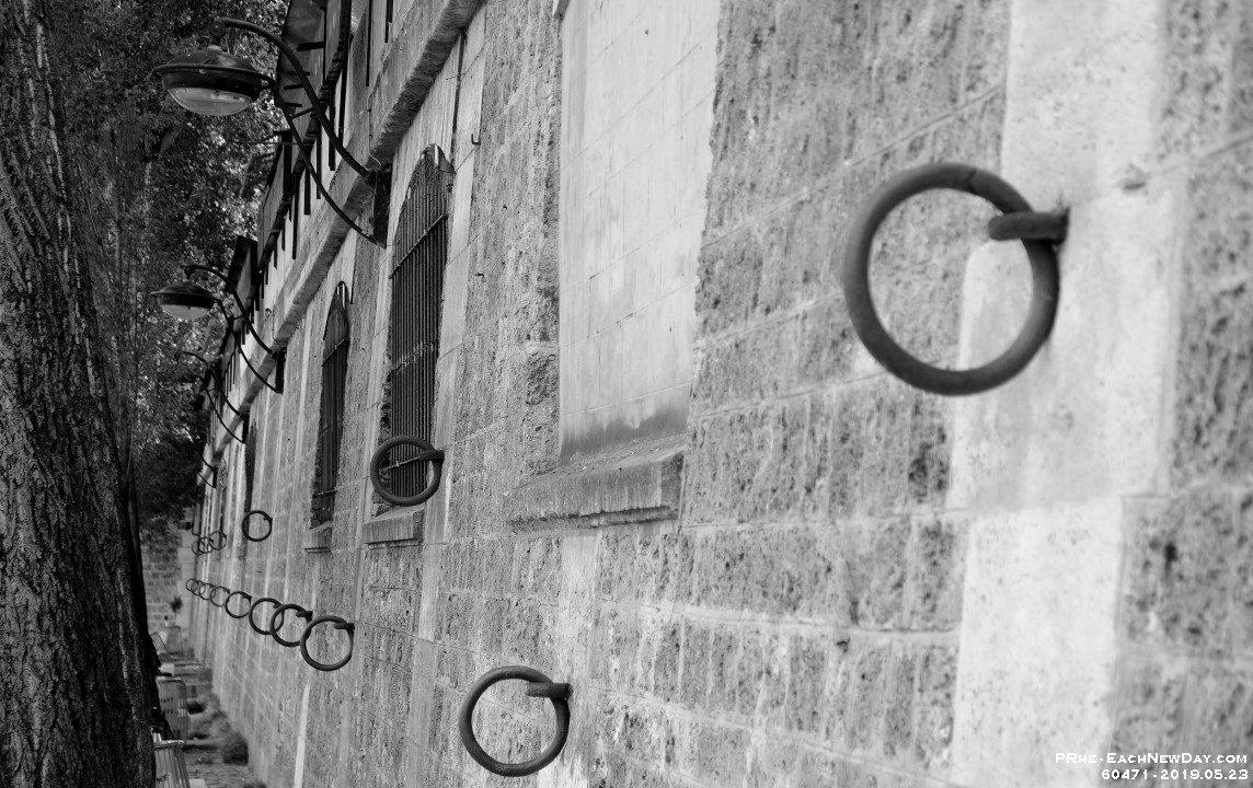 60471CrBwLe - Wall rings - Paris, France